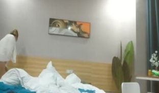 00后小姐姐，一双美腿又细又长，粉b美乳，女上位