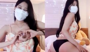 韩国女主播在直播中淋上润滑油在胸上诱惑粉丝们！