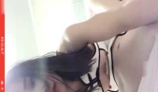 清纯美女被大叔按在床上摩擦