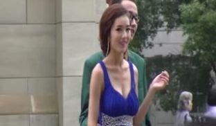 广场一路跟踪偷拍个正在拍摄的极品美女模特非常幸运