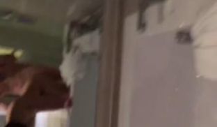 湖师大眼镜美眉和包养她干的干爹豪华酒店套房浴室啪