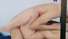 饥渴的少妇露脸镜头前漏奶摸b诱惑狼友，看着好姐妹