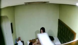 看起来挺老实的小青年艳福不浅旅店与吊钟大奶良家人