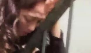 【强奸】看一次射一次最新少圝妇下班电梯断电只好爬