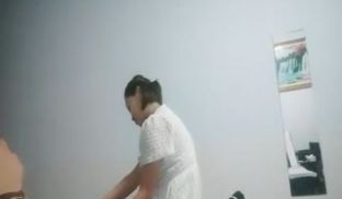 小萌不干活 老哥足疗店勾搭，大奶子甜美妹子带回房