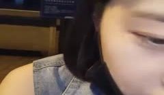 样子满可以的美女主播晚上没穿内裤在天桥玩露出摸b