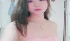 沾染了许多风尘味的学妹露脸直播，穿着黑丝诱惑享受