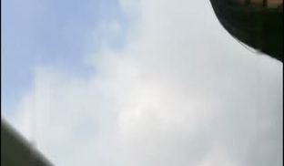 骚少妇户外野地跳蛋塞逼自慰