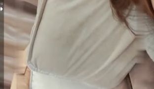 身材不错的美女自己插出白浆