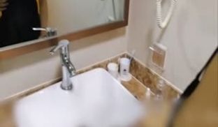 半夜起床跟一样失眠的小姨在厕所玩