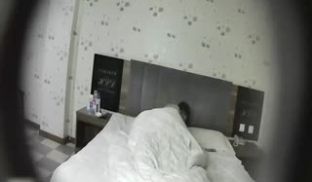 酒店小情侣不穿衣服就唿叫清洁工