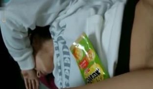 可爱女友让她刚睡饱就填饱她的嘴巴