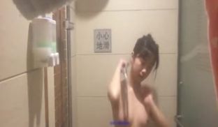 趁妹子洗澡不在意偷拍