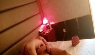 大学美女为了买包只好鲍鲍换包包