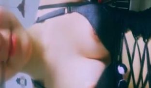 鹿少女艳舞自慰后又去勾引在沙发上睡觉的表弟