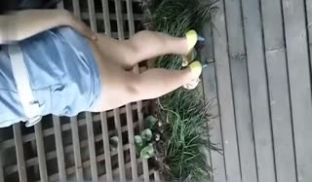 美女大学生景区露出自慰被路人发现吓尿了