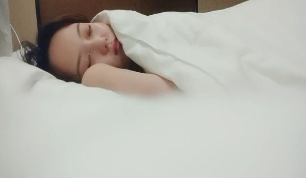 无套内射甜美小姐姐 ，还在睡觉拉起来操第二炮 ，