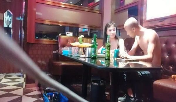 探索发现带小妹KTV唱歌，喝喝酒妹纸有点醉带回房