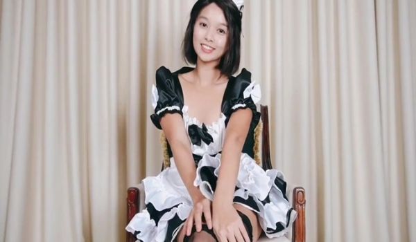 短发漂亮美女穿着女仆装黑丝椅子上塞着肛塞 假屌爆