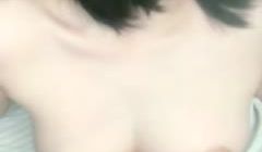 巨乳网红找了萌妹子示范假屌的自爽招式！！先用跳蛋