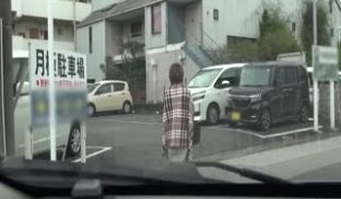 巨乳ガチャみんなでレ●プ 服の上からでもわかるク
