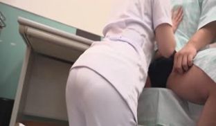 入院生活が长过ぎておばさん看护师の透けパン尻でも