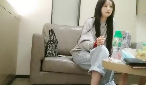 颜值不错牛仔裤萌妹子，穿上白色网袜近距离拍摄，抬