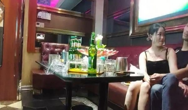 KTV勾搭漂亮小姐姐 外出酒店开房啪啪 极品大胸