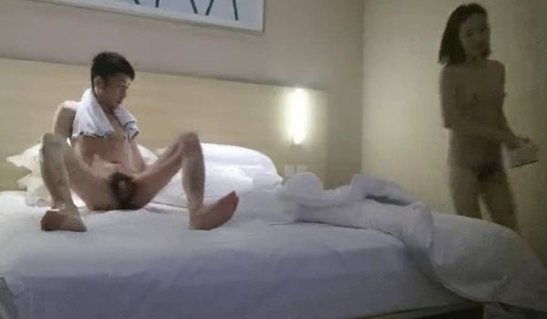 苗条长腿少妇 口硬直接开操 张开双腿抽插镜头前特
