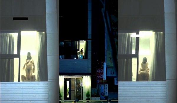 【网曝门事件】繁华都市惊现窗边裸炮 豪放情侣二楼
