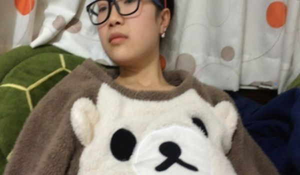样子可爱的19岁闷骚眼镜妹子穿上黑丝被男炮友用手