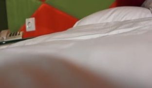 大二兼职美女模特萱萱经不住摄影师的诱惑和摄像师啪