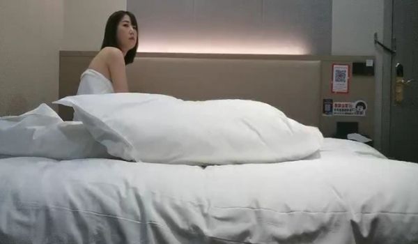 24岁 兼职小护士 短发清秀 肤白水多 超近距离