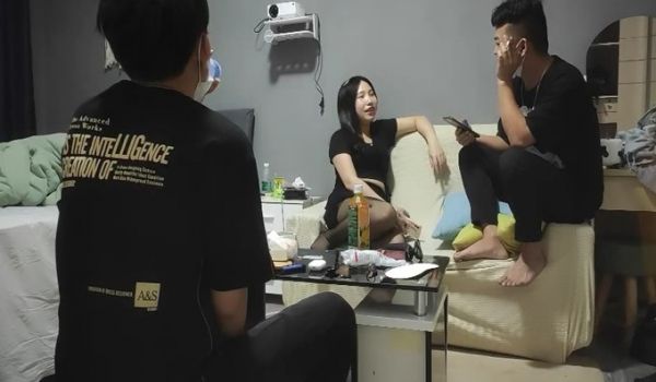 今夜换外围 2600网约漂亮女神 粉胸翘臀 沙发