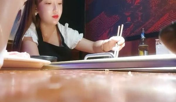 良家无套内射 极品颜值红唇美女 吃饱喝足回酒店开