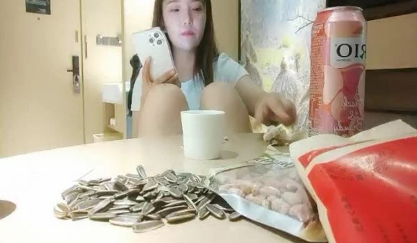 无套内射甜美小姐姐 聊聊天嗑瓜子 翻下内衣吸奶子
