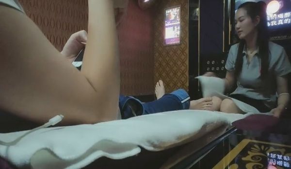重金忽悠足浴店漂亮小姐姐 酒店开房激情啪啪 风情