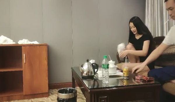 叼着烟齐逼短裤外围少妇 迫不及待撩起衣服揉奶子 