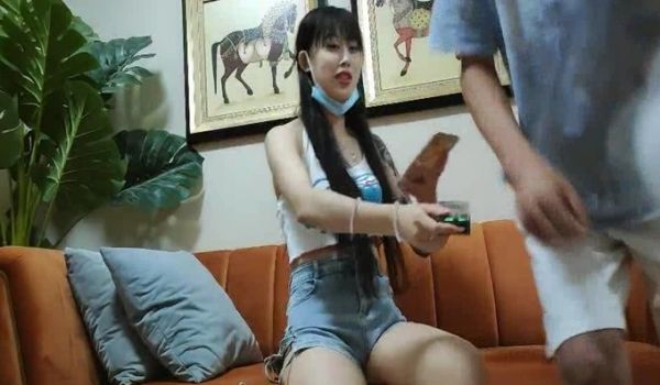花臂纹身甜美齐逼短裤小姐姐 超近距离视角拍摄 扣