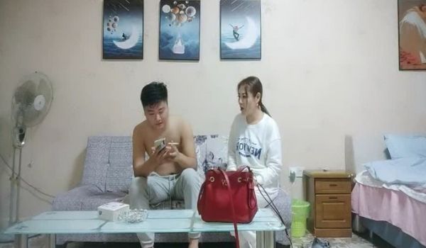 肉肉身材马尾熟女 撸硬在沙发上操 扶着屁股后入撞