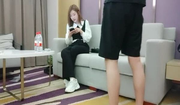 笑起来甜美外围小姐姐 舌吻扣穴调情 深喉口交揉捏