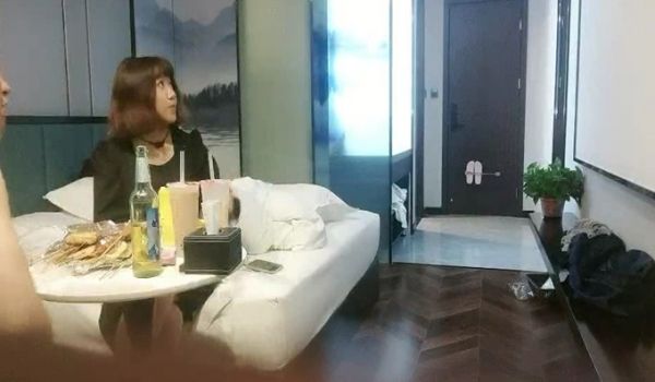 桃子奶小姐姐 胸型真不错 聊天吃烧烤 调情啪啪完