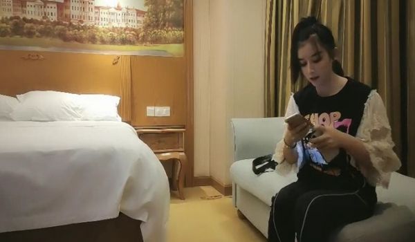 五官非常精致甜妹小姐姐 半脱下裤子舌吻调情 特写