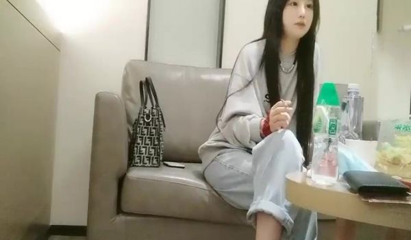 颜值不错牛仔裤萌妹子 穿上白色网袜近距离拍摄抬腿