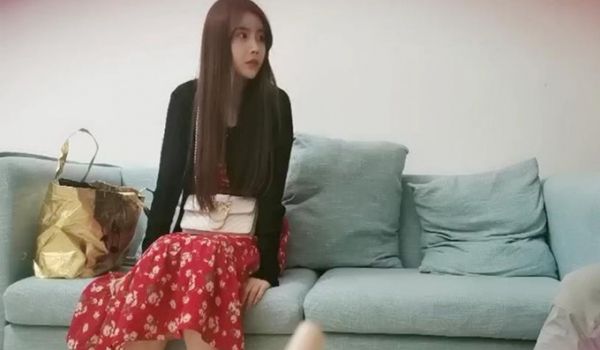 花裙尤物换上空姐制服有那味儿了 像新疆美女异域尤