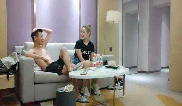 丸子头外围小姐姐 肤白貌美 黑森林骚水不断 近距