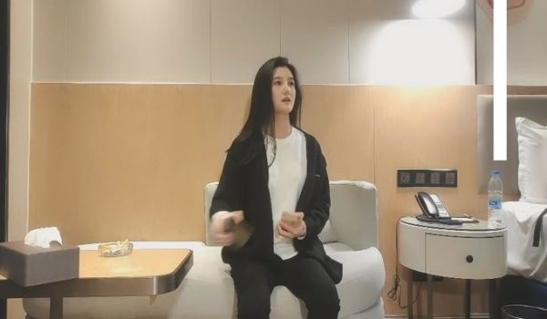 约战神似张碧晨外围，激战中途被人推门而入，妹子吓