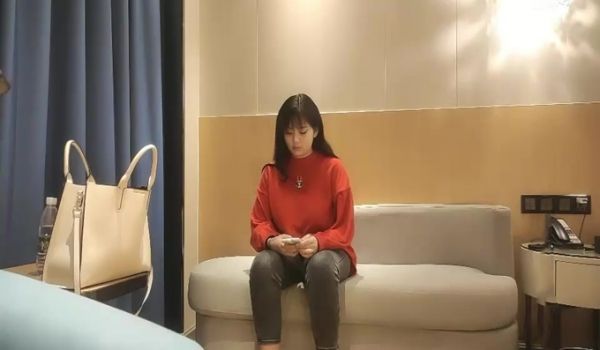 开坦克大奶妹啪啪，口交舔弄后入大屁股晃动奶子