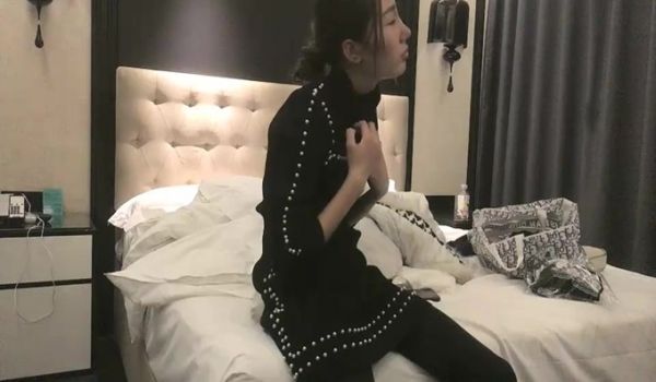 黑衣苗条妹子啪啪，穿上情趣透视装口交后入骑坐大力