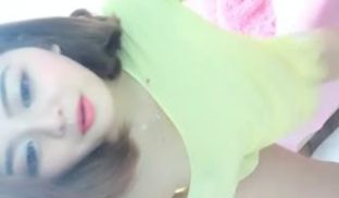 高颜值短发妹子诱惑扭动露奶自摸逼逼